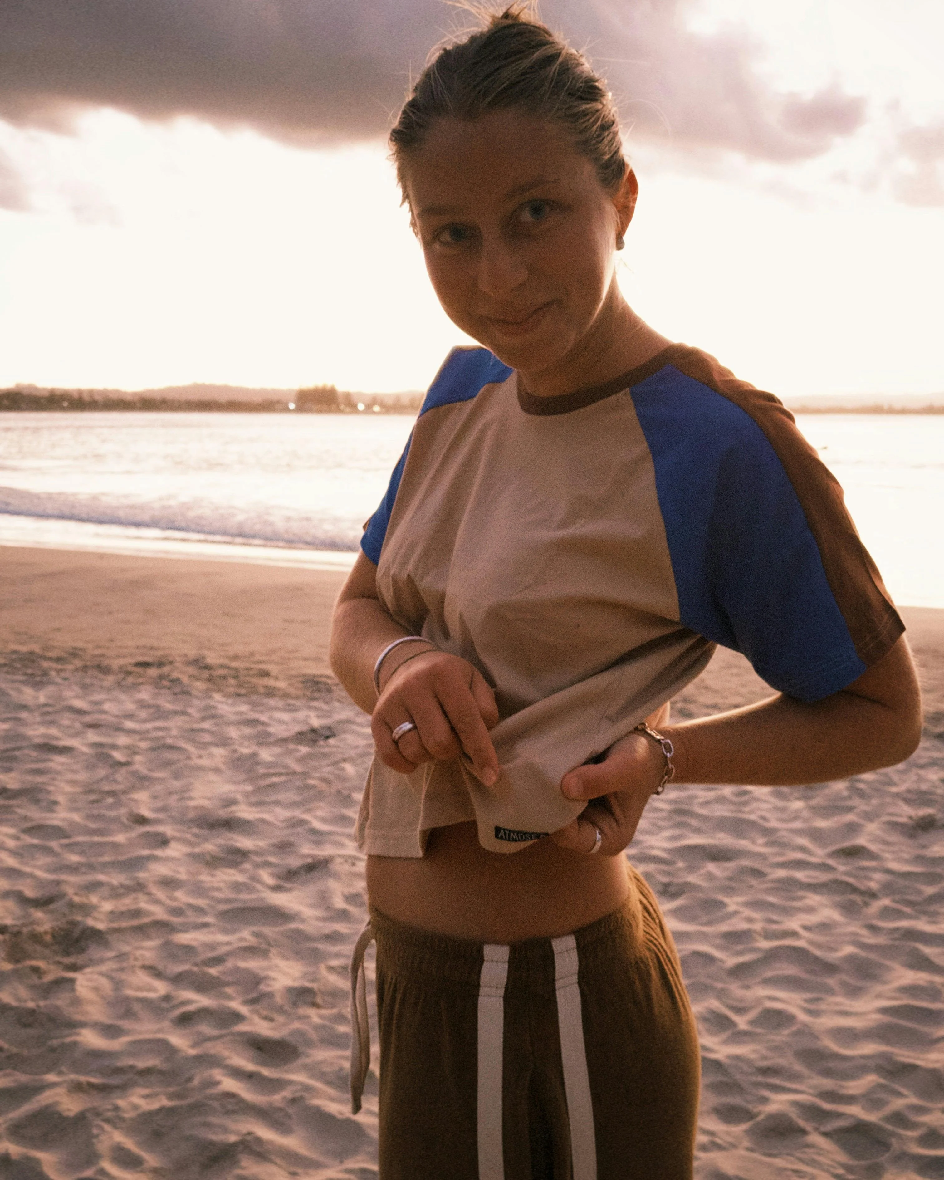 Drifter Tee in Vintage Beige/blue/brown - Image 2